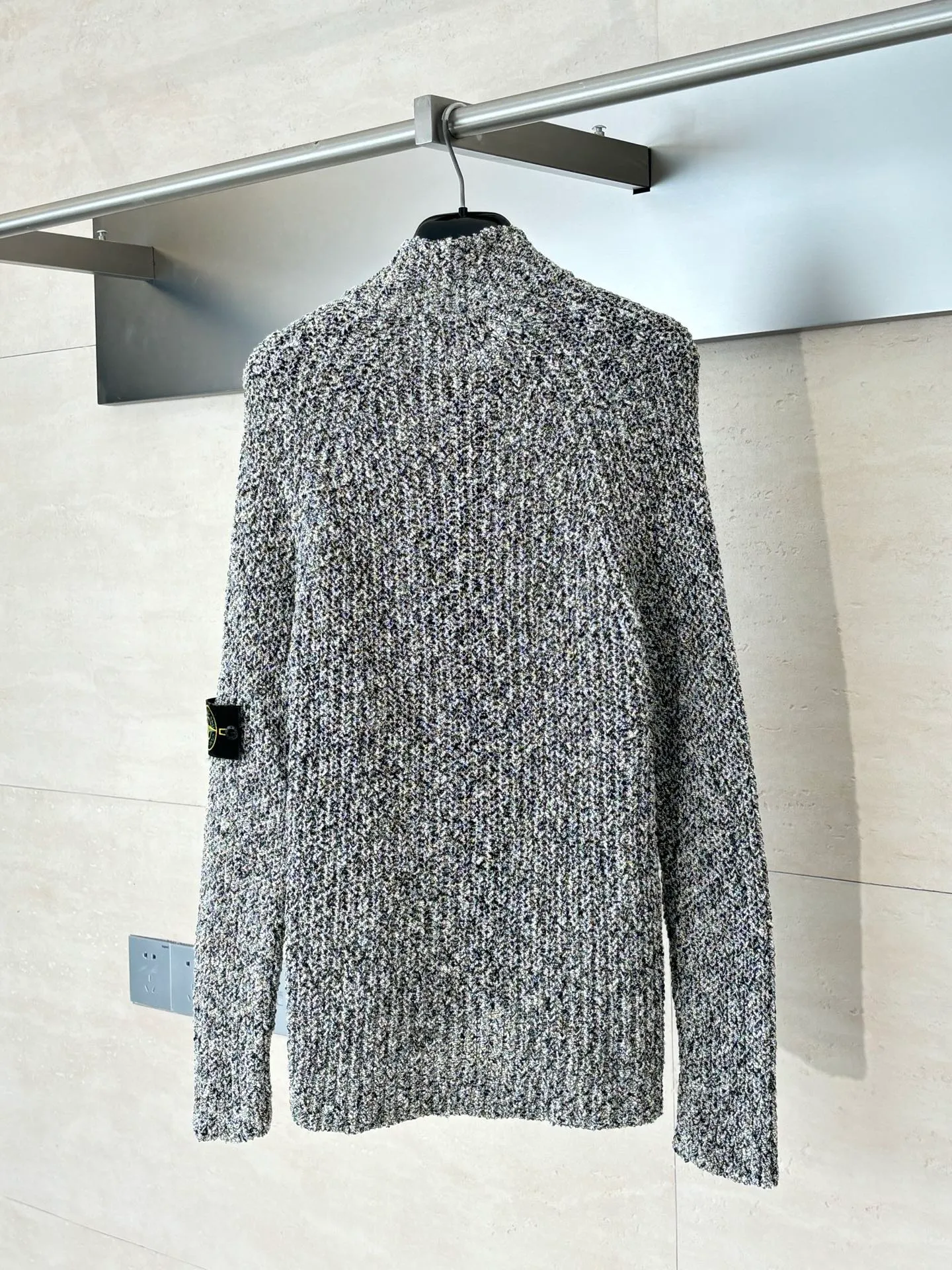 P650 Stone Island*/Stone Island Coral patchwork knitted sweater jacket Customized dyeing of original yarn has become popular in Xiaohongshu very early. Many Internet celebrity shops are doing it. The products they make can only be said to be unsightly. They are all made of ready-made yarn. This original version is made of 7 yarns of different colors and thicknesses that must be arranged to achieve the original effect. The customization cycle is very For a long time, the molded original version has the same ykk No. 5 special craftsmanship zipper, using an old-fashioned 9-needle thick-thread wool loom (due to low efficiency and high waste, factories pursuing efficiency have abandoned it, and only some big brands still use it). The strongest armband on the entire network, all detailed identification points restore the original inspection level! All Stone Island armbands must have three yellow lines, anything without them is fake! The models before 2021 had four yellow lines, and after 21fw, they all had three. We restored them perfectly.  Size：S/M/L/XL